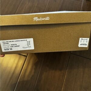 NWT Madewell Chelsea boots- size 10, Dark Cabernet